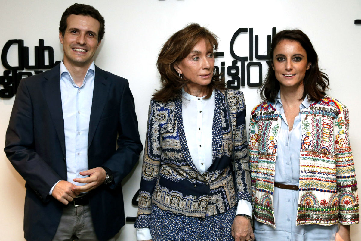 Pablo Casado junto a Paloma Segrelles y Andrea Levy. (Foto: EFE)