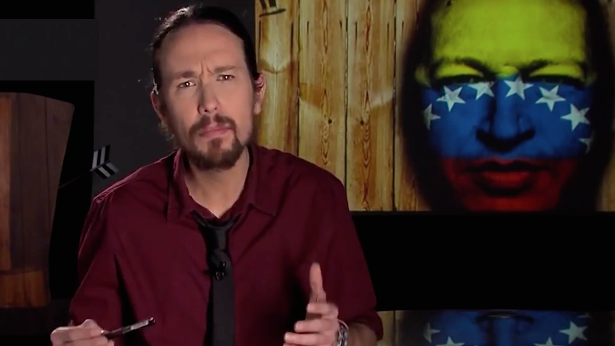 Pablo Iglesias rinde homenaje a Hugo Chávez en su programa de televisión.