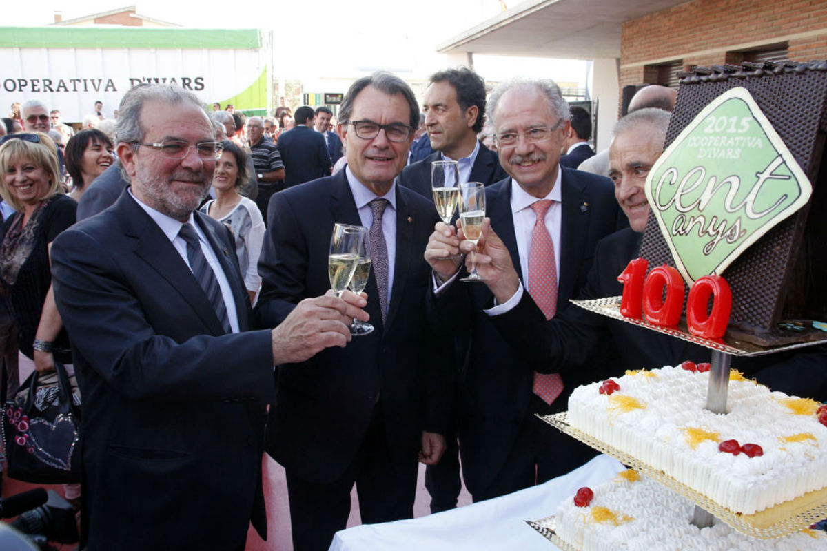 Reñé y Artur Mas brindan en una celebración de la Cooperativa de Ivars