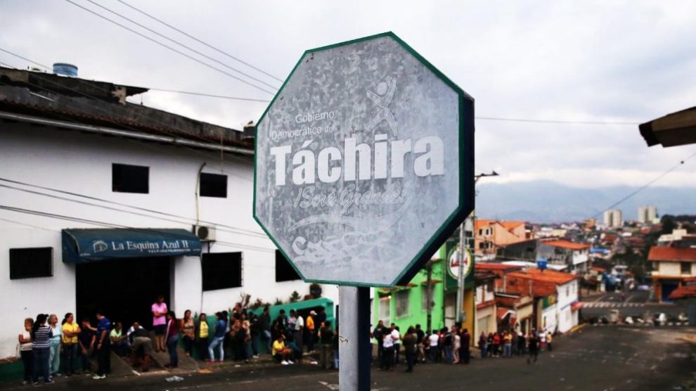 Frontera de Táchira entre Venezuela y Colombia, por la que cada día salen más de 25.000 personas en busca de comida. (Foto: Getty)