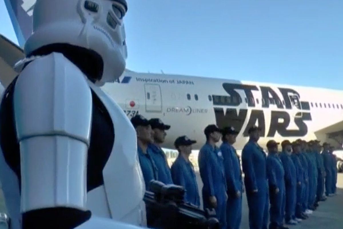 Un soldado imperial al lado del avión de Star Wars