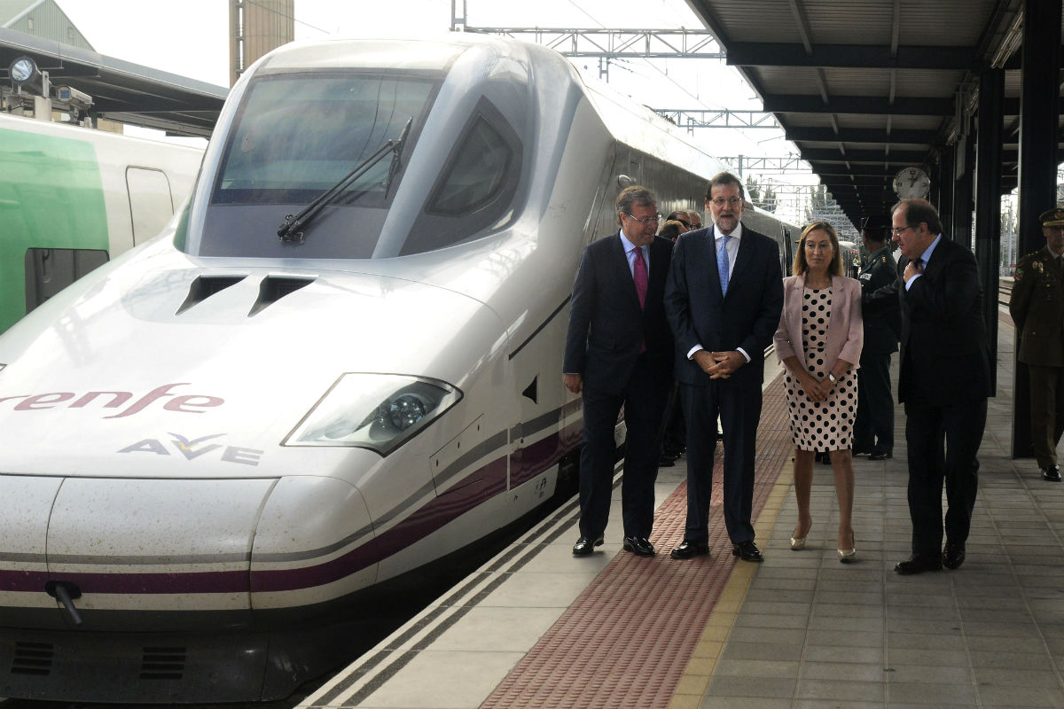 Rajoy con Ana Pastor y Juan Vicente Herrera (Foto: EFE).