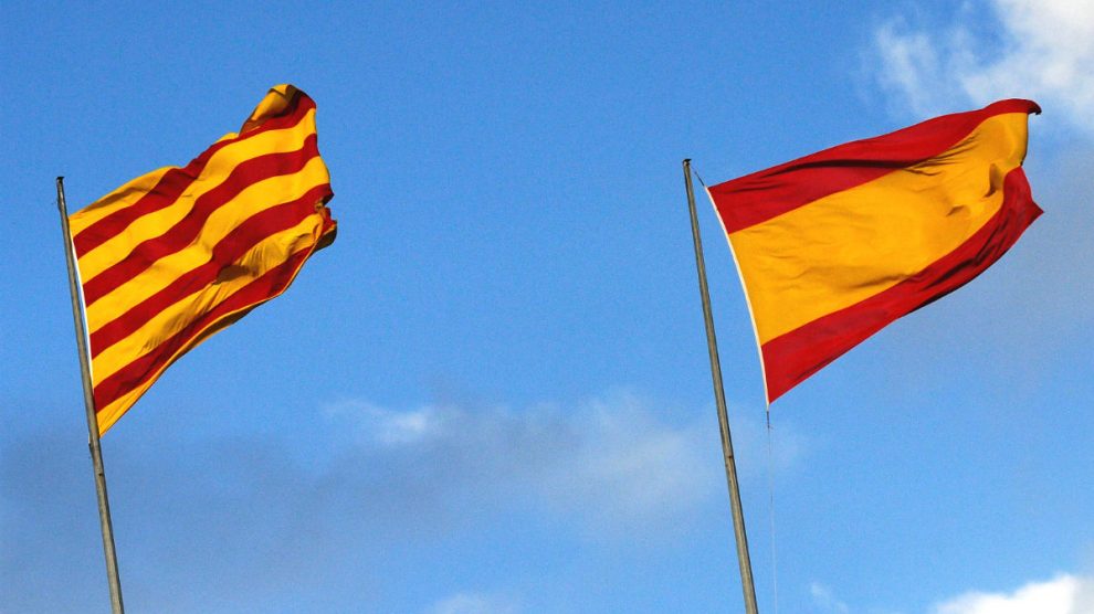 Banderas de Cataluña y España (Foto: GUETTY)