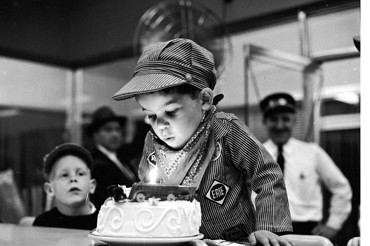 Un niño sopla las velas en 1958. (Foto: Getty)