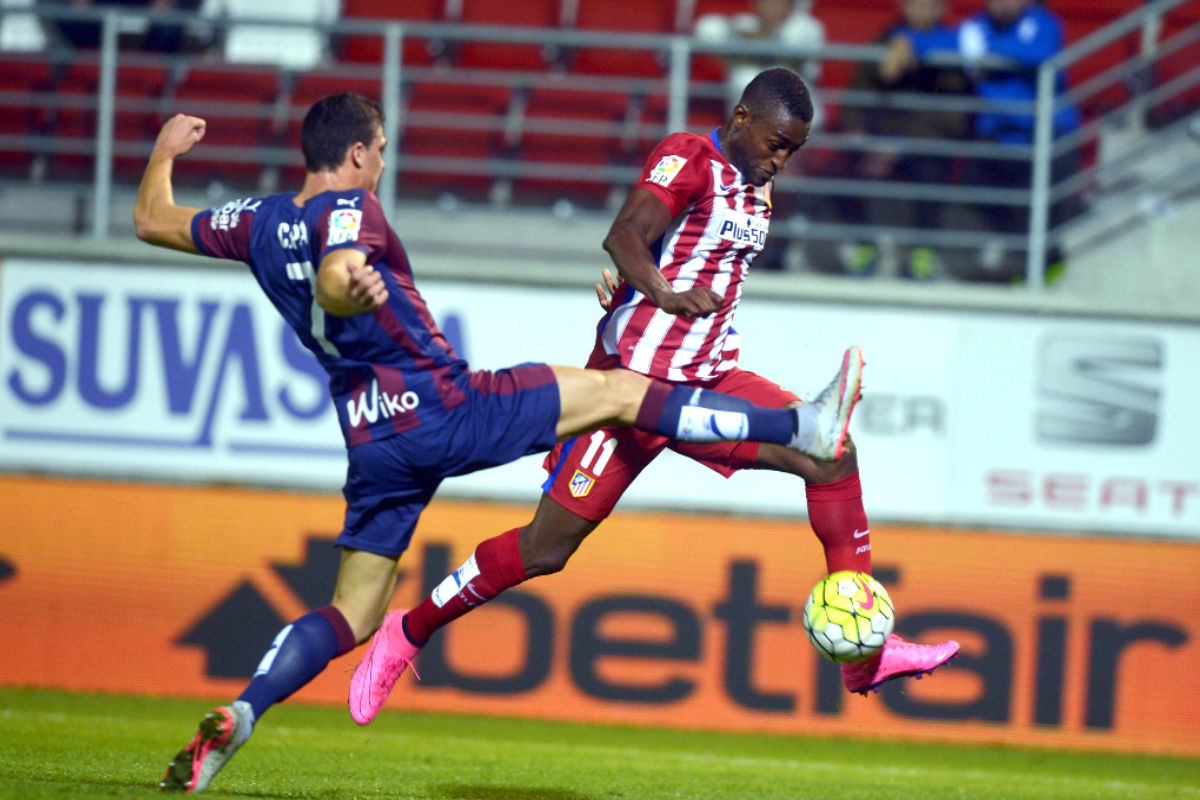 Jackson Martínez pelea por el balón ante Ander Capa en Ipurúa (Reuters)