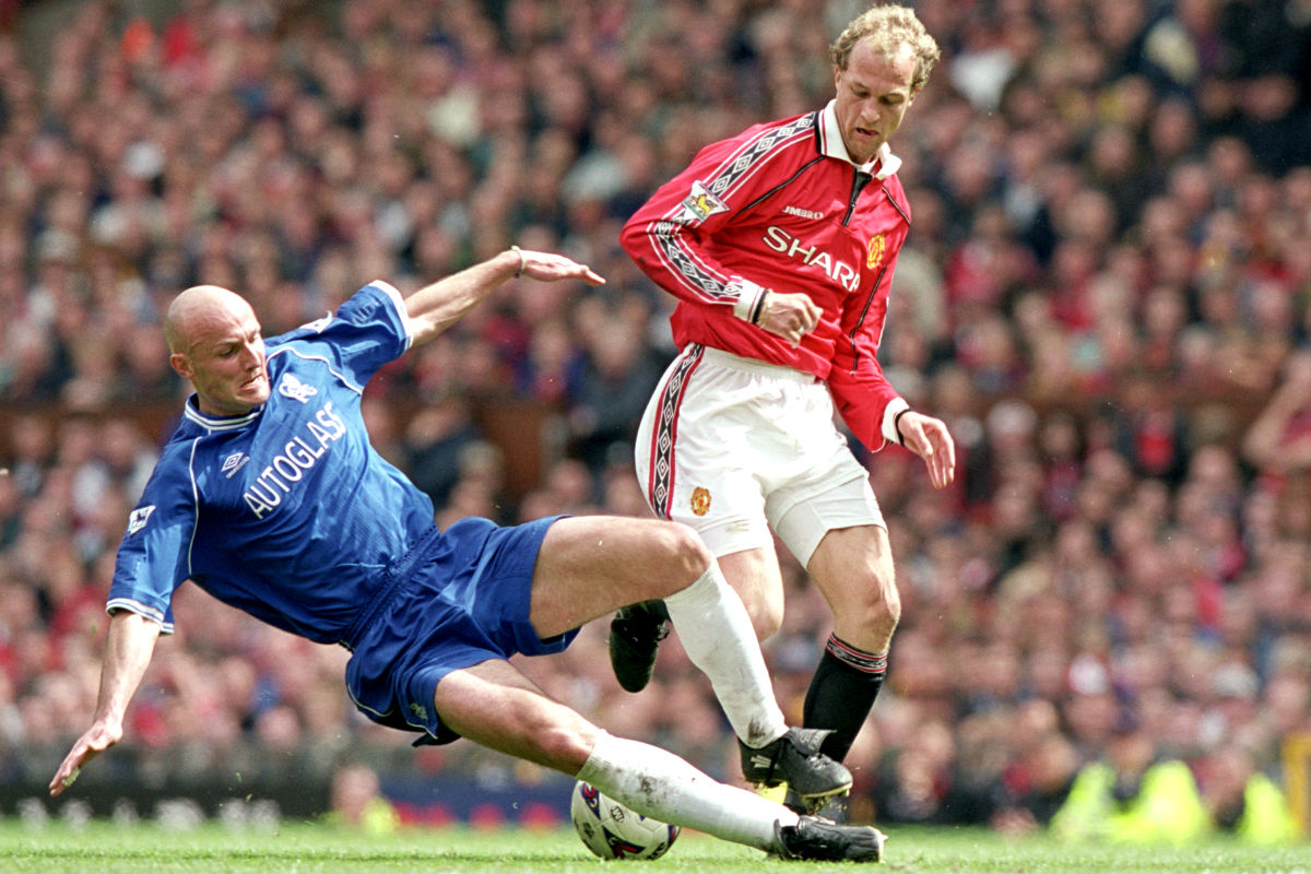 Jordi Cruyff controla un balón en un partido con el United ante la entrada de Gravesen (Getty)