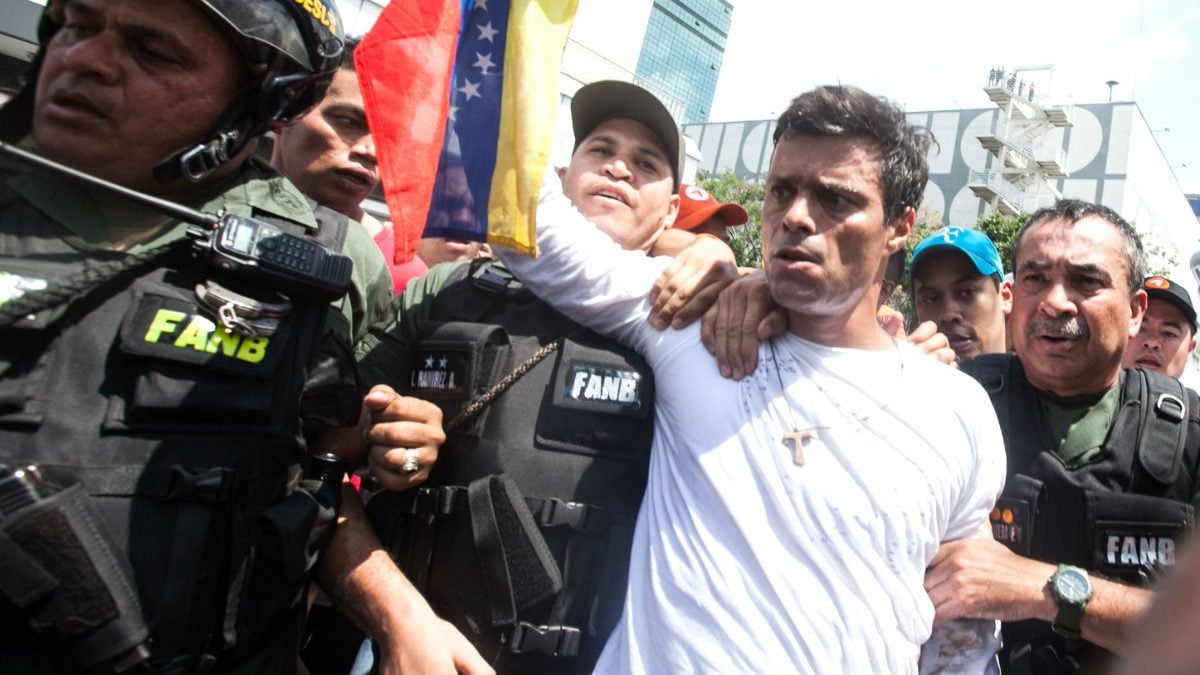 Leopoldo López, el día en que se entregó a la policía chavista (Foto: Getty)