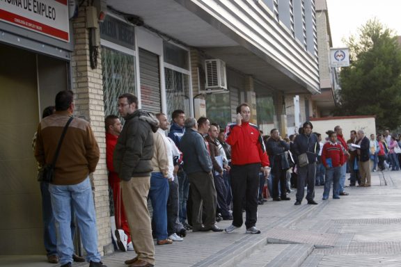 Solo Grecia supera el nivel de desempleo español. (Foto: EFE)