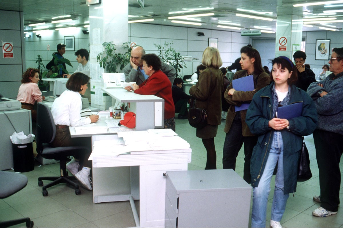 Ciudadanos en una oficina del paro. (Foto: Getty)