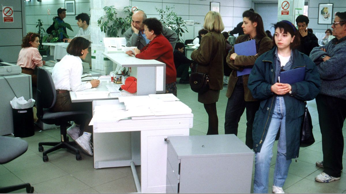 Interior de una oficina de empleo. (Foto: EFE)