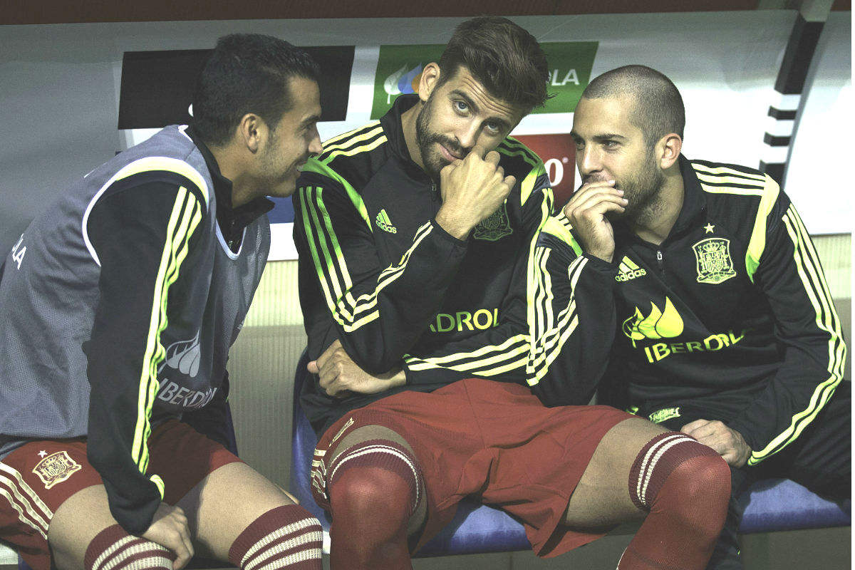 Piqué, junto a Pedro y Jordi Alba, durante un partido de la selección española. (Getty)