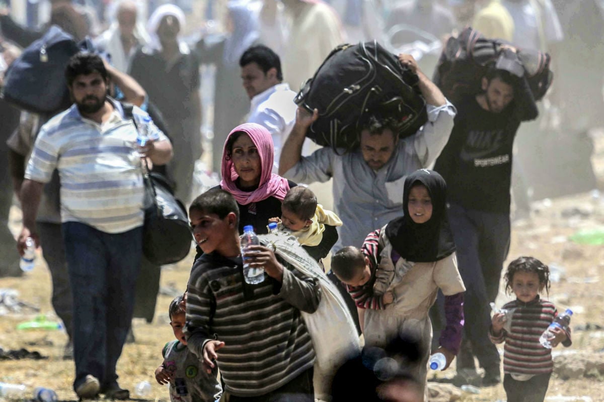 Refugiados sirios cruzan Turquía. (Foto: Getty)
