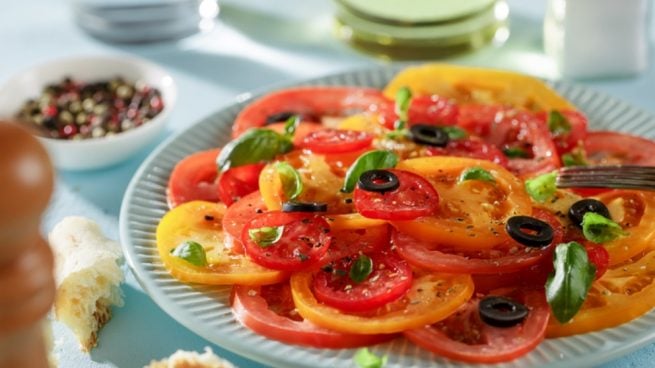 Carpaccio de tomate, queso parmesano y pesto