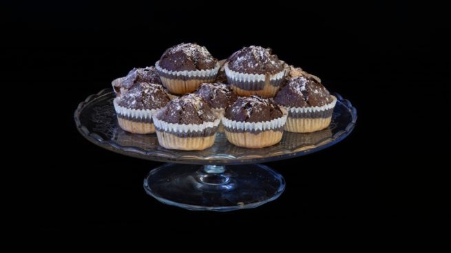 Magdalenas de cacao con toppings de chocolate blanco