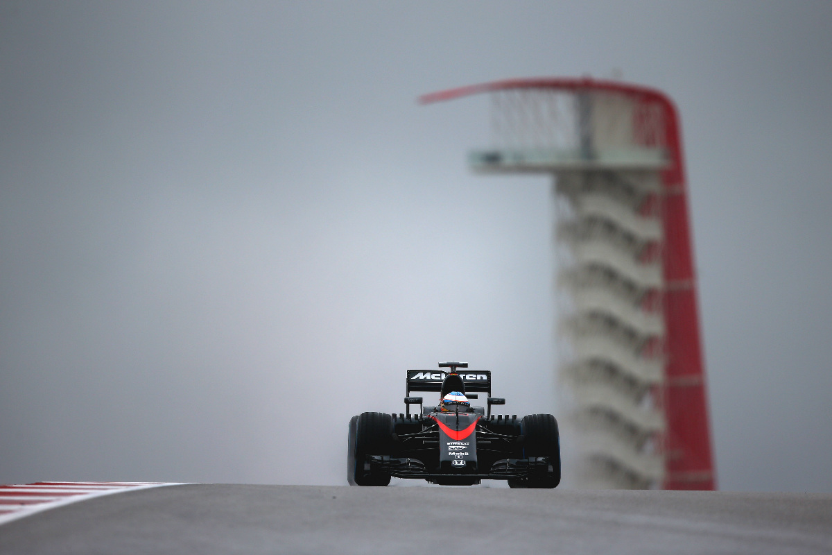 Fernando Alonso levanta una nube de agua en una recta.