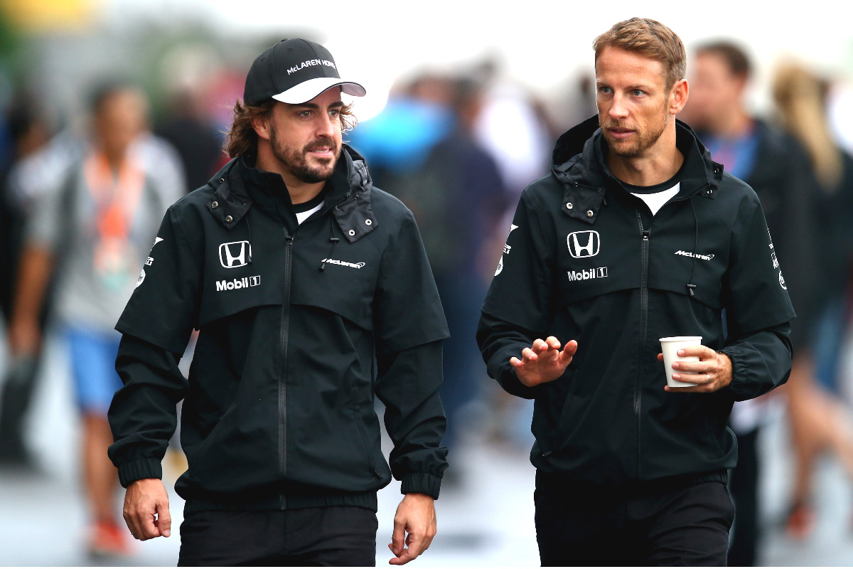 Alonso y Button toman un café en busca de soluciones.