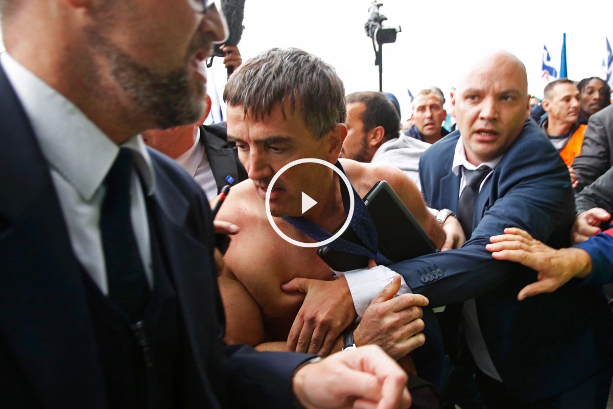 El vicepresidente de Recursos Humanos de Air France, Xavier Broseta, fue agredido por trabajadores a la salida de una reunión con los sindicatos. (Foto: Reuters)