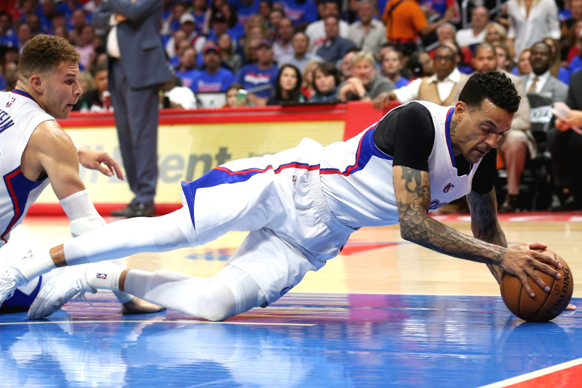 Matt Barnes se lanza al suelo a por un balón.