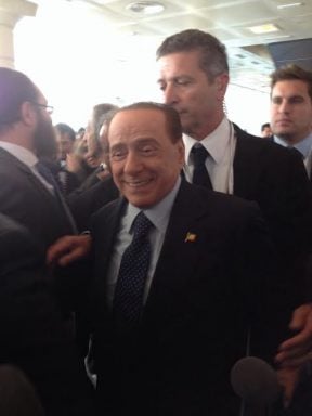 Berlusconi entrando en el plenario. 