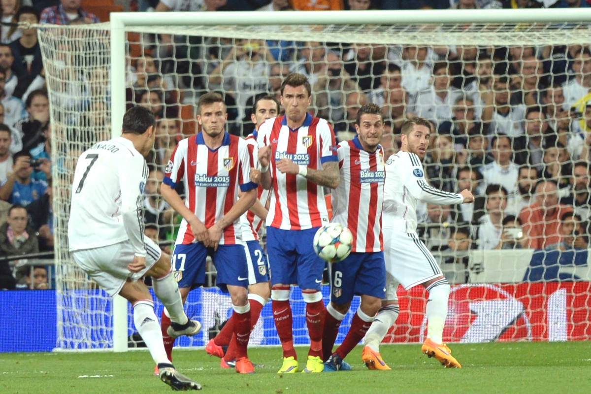 Cristiano Ronaldo lanza una falta en un derbi en el Bernabéu. (Getty)