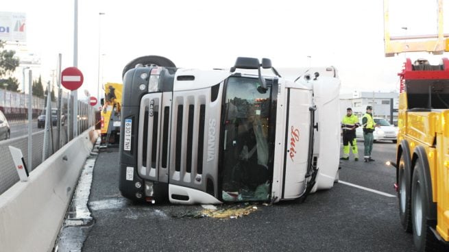 Un camión accidentado colapsó la A-6 de entrada en Madrid