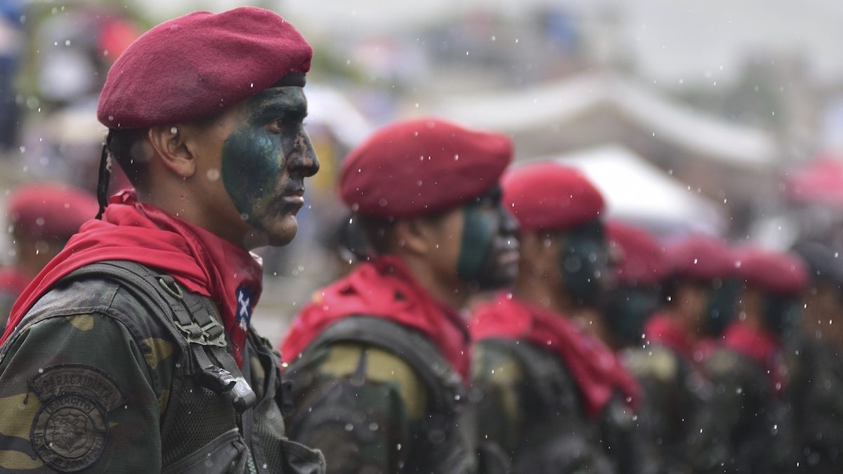 Soldados del Ejército de Venezuela, durante un acto celebrado el pasado mes de junio (Foto: Carlos Becerra/Getty)