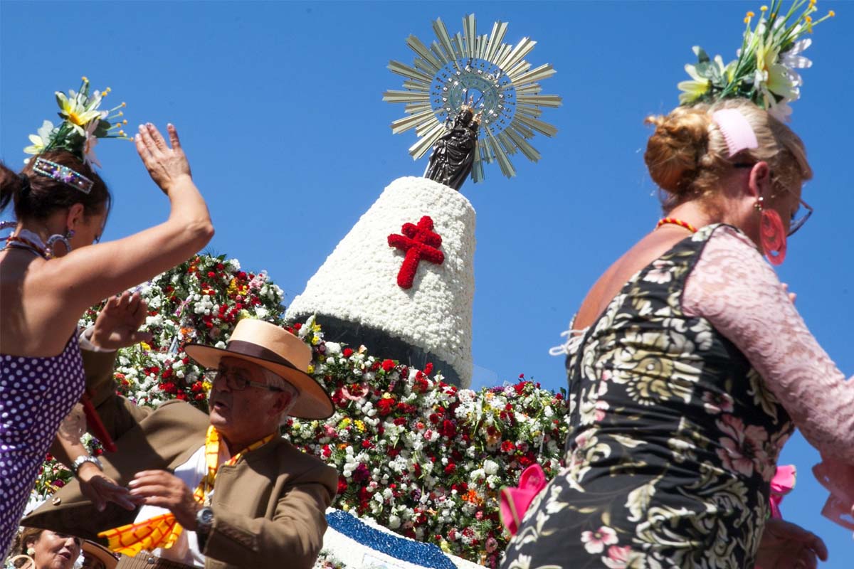 Imagen de la Virgen del Pilar y su manto de flores. (Foto: EFE)