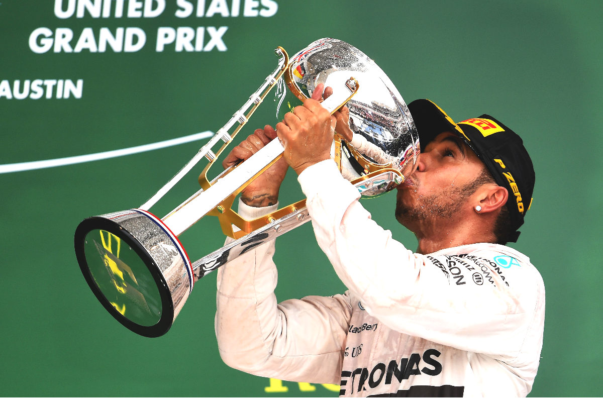 Hamilton besa el trofeo de campeón del GP de Austin.