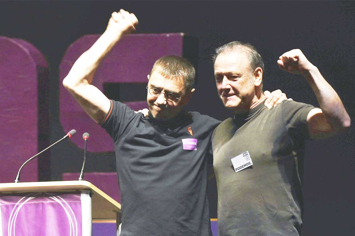 Koldo Martín junto a Juan Carlos Monedero en un acto de Podemos. (Foto: EFE)