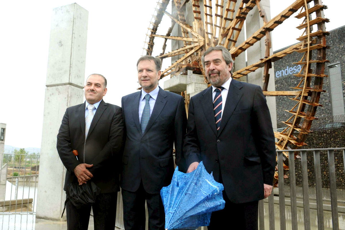 Marcelino Iglesias (en el centro) y Belloch, junto con un alcalde sirio en la inauguración de la ExpoZaragoza (Foto: Efe)