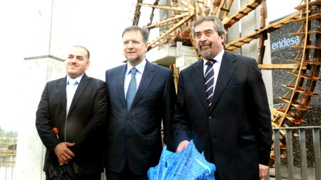 Marcelino Iglesias (en el centro) y Belloch, junto a un alcalde sirio en la ExpoZaragoza (Foto: Efe)
