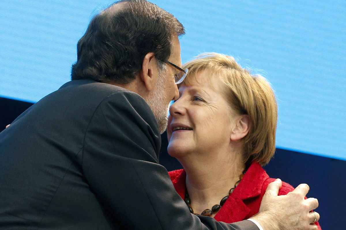 Mariano Rajoy agradece el apoyo a Angela Merkel. (Foto: EFE)