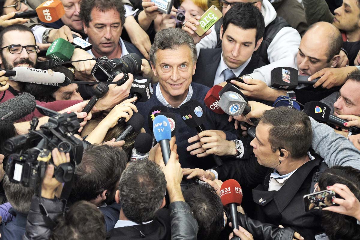 Mauricio Macri, candidato a la presidencia de Argentina, rodeado de medios tras depositar su voto. (Foto: AFP)