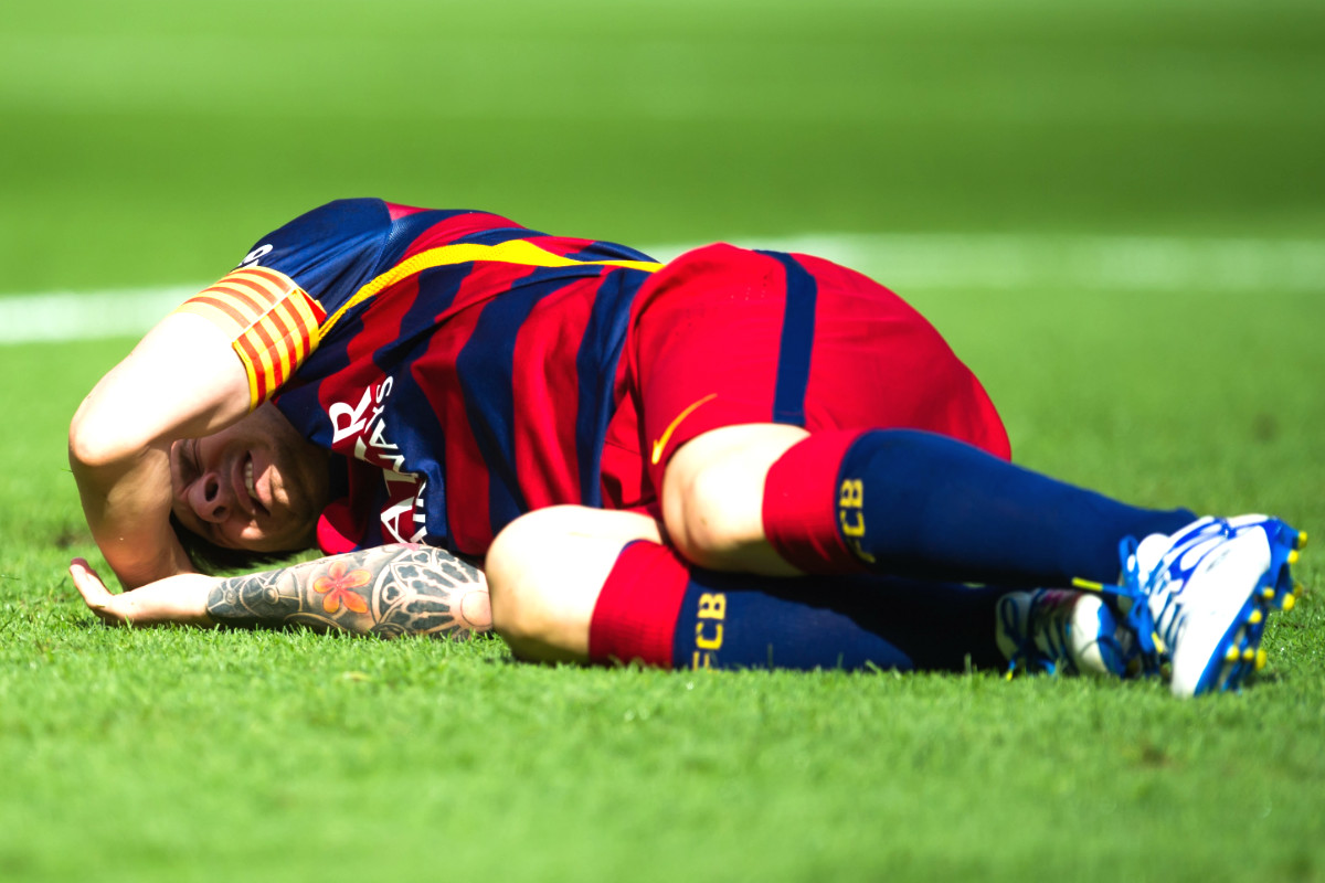 Messi durante el momento que se produjo su lesión (Getty)