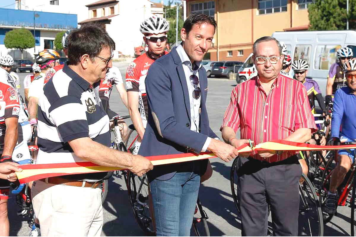 Pipe Gómez (en el centro) cortando la cinta protocolaria de su marcha ciclista.