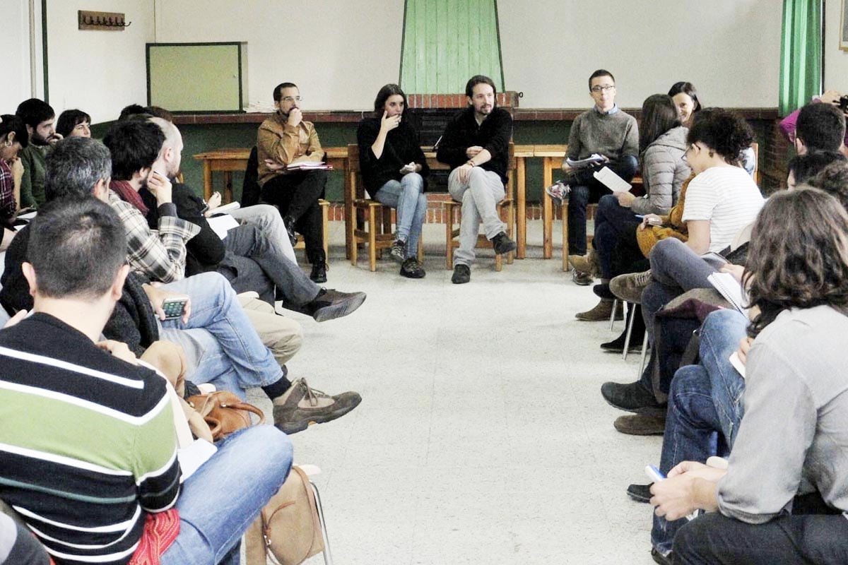 Pablo Iglesias y su equipo en una reunión de Podemos en Segovia. (Foto: EFE)