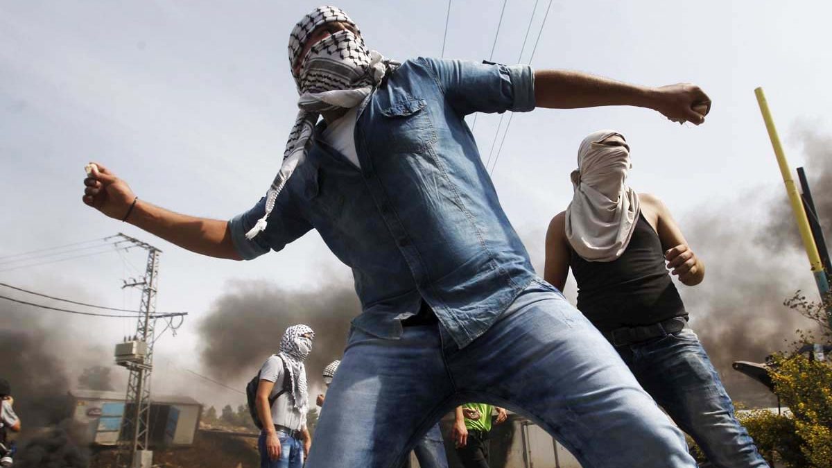 Un joven palestino lanzando piedras a las fuerzas de seguridad. (Foto: Reuters)
