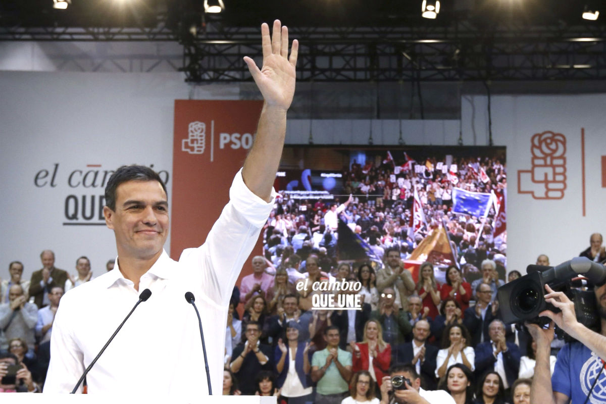 Pedro Sánchez en un mitin celebrado este domingo en el polideportivo Magariños. (Foto: EFE)