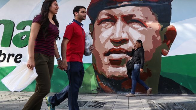 Retrato de Hugo Chávez ubicado en una calle de Caracas con motivo del segundo aniversario de su muerte (Foto: Getty)