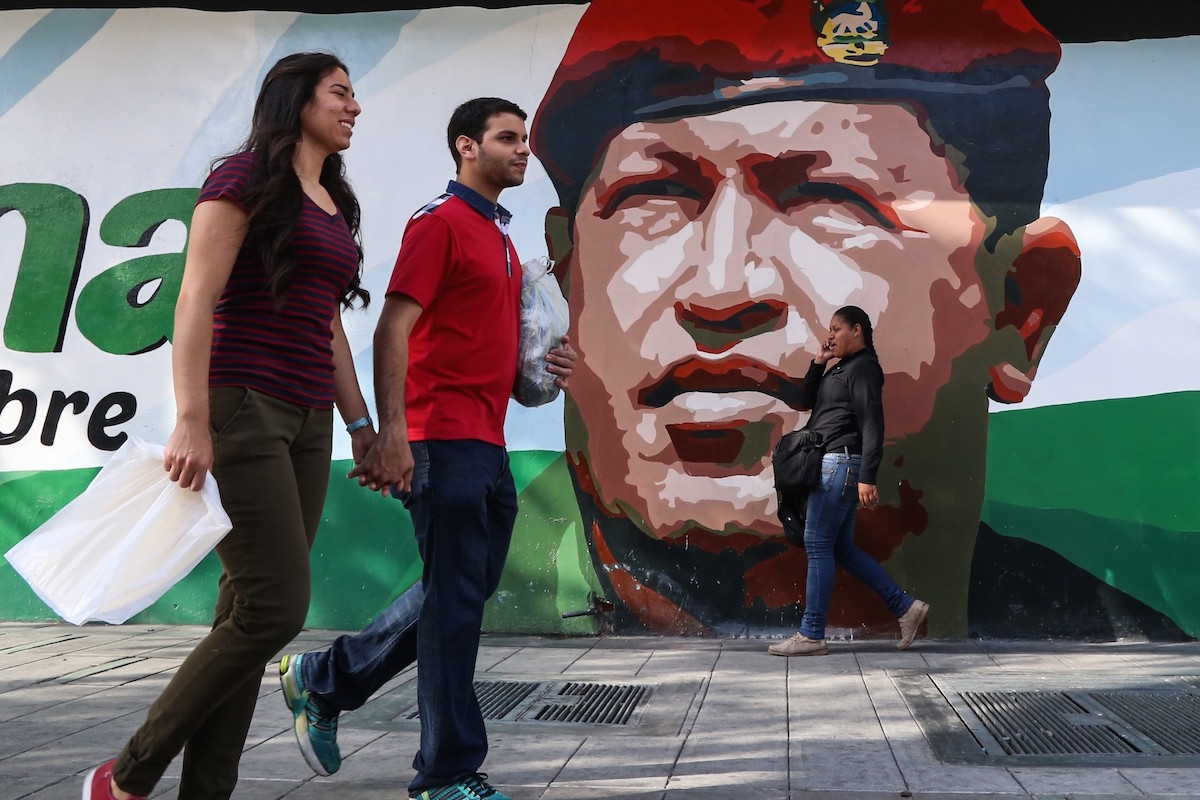Retrato de Hugo Chávez ubicado en una calle de Caracas con motivo del segundo aniversario de su muerte (Foto: Getty)