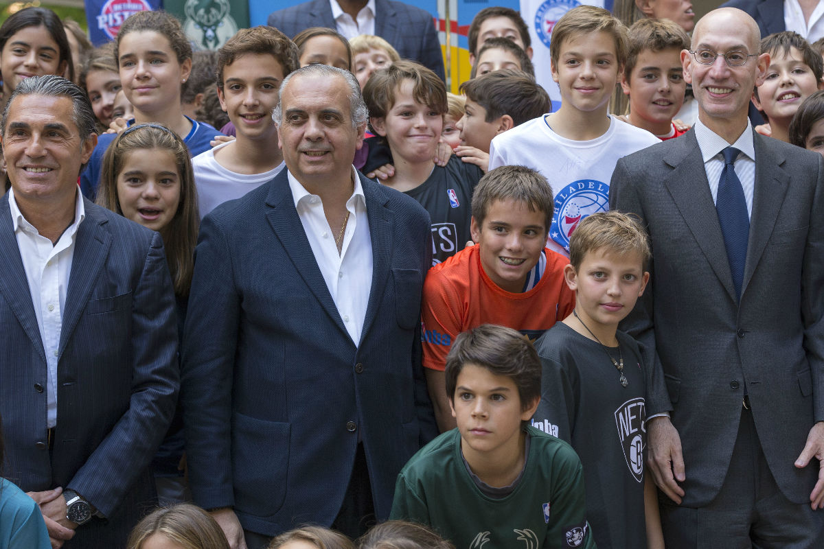 Silver (a la derecha de la imagen) rodeado de niños en compañía de José Luis Sáez y Sergio Scariolo