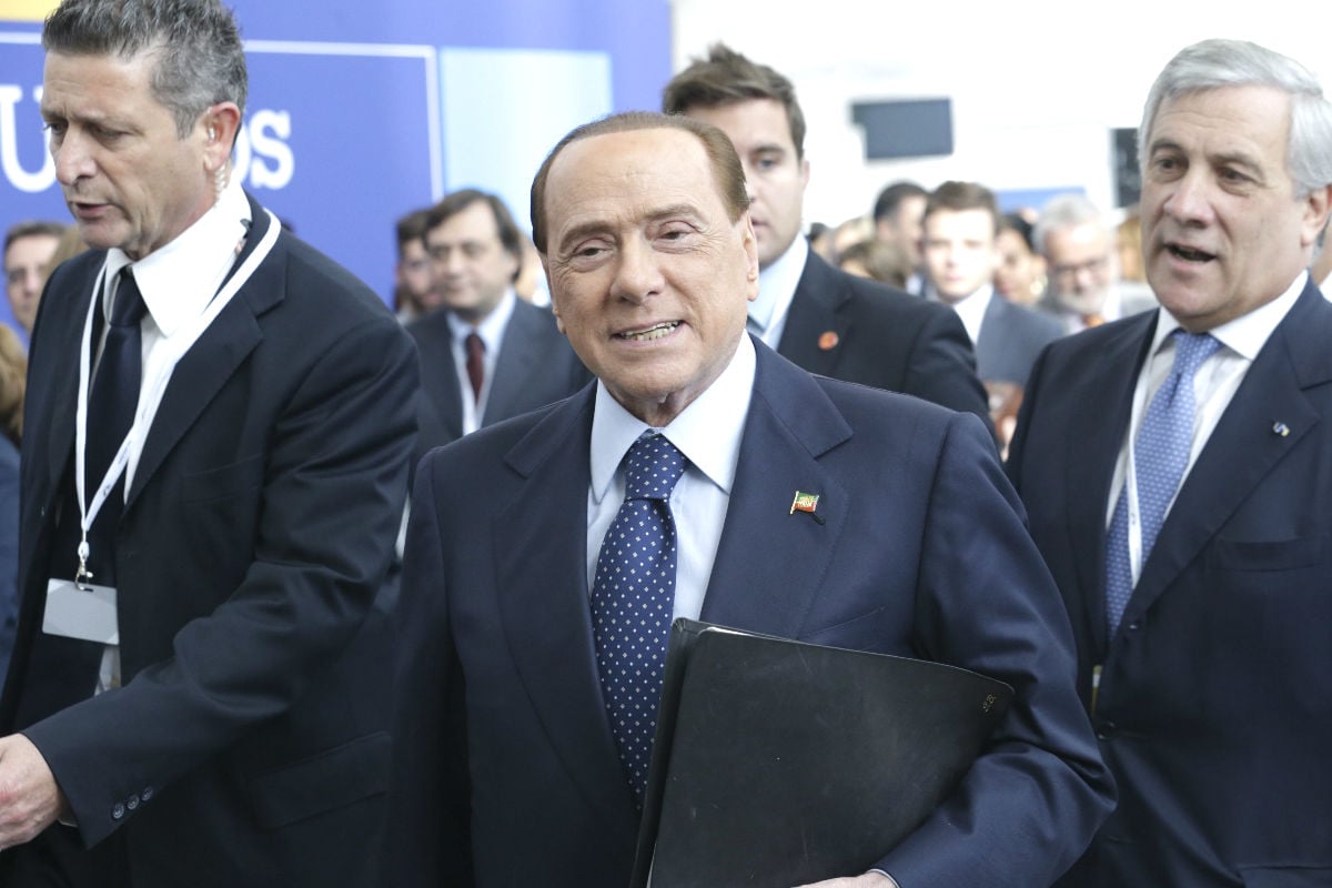 Sillvio Berlusconi entrando en el Congreso del PPE. (Foto: EFE)