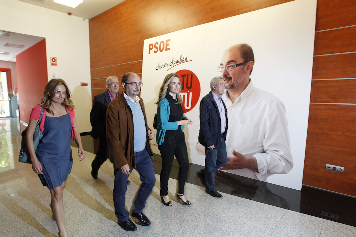 La diputada socialista Susana Sumelzo (a la izquierda), en 2015 junto al presidente del Gobierno de Aragón, Javier Lambán (Foto: Efe)