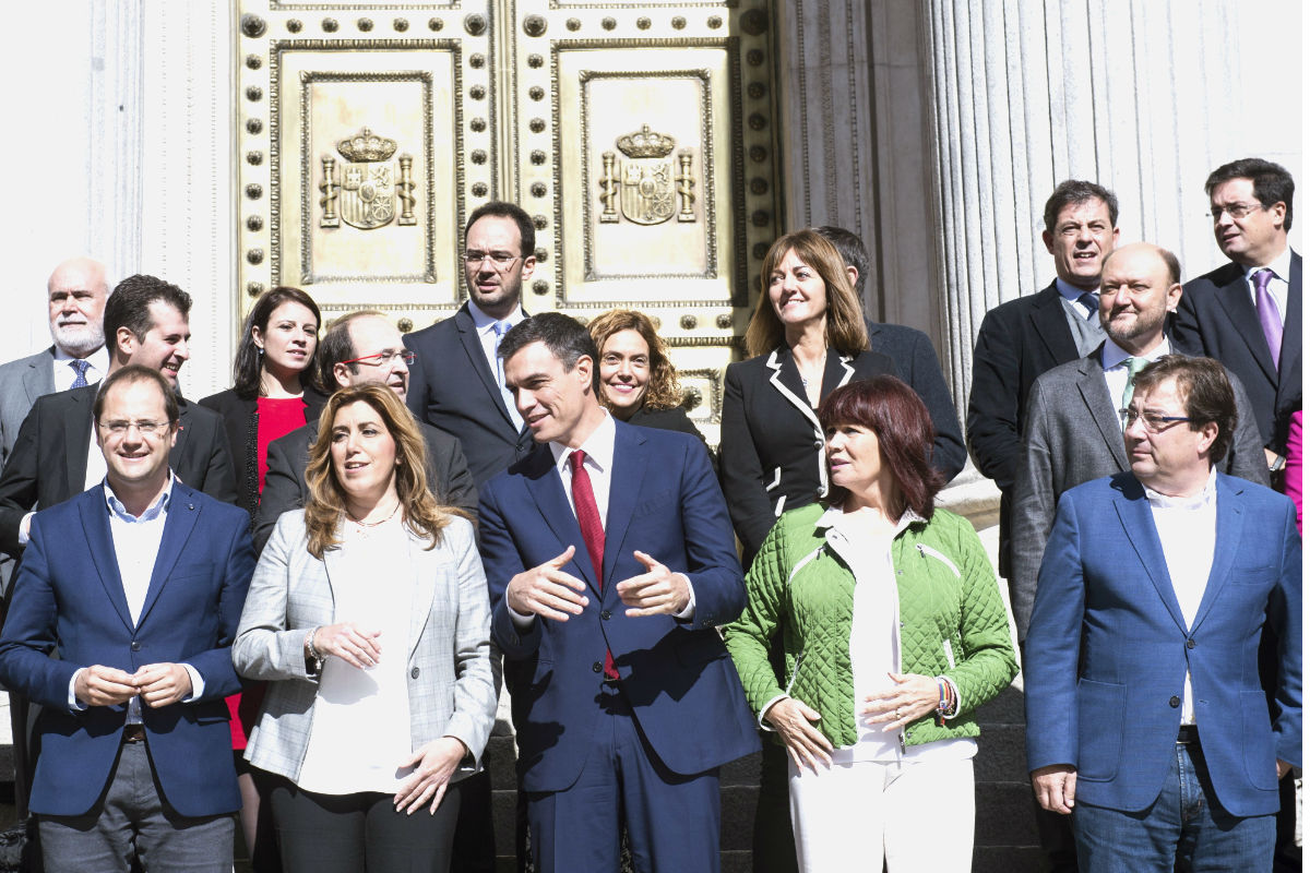 Susana Díaz posando en la escalinata del Congreso con todos los barones. (Foto: EFE)