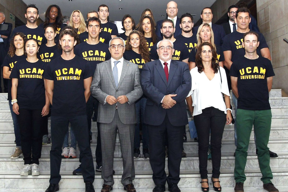 Los nuevos becados de la UCAM, posando ayer en la puerta del Comité Olímpico Español.