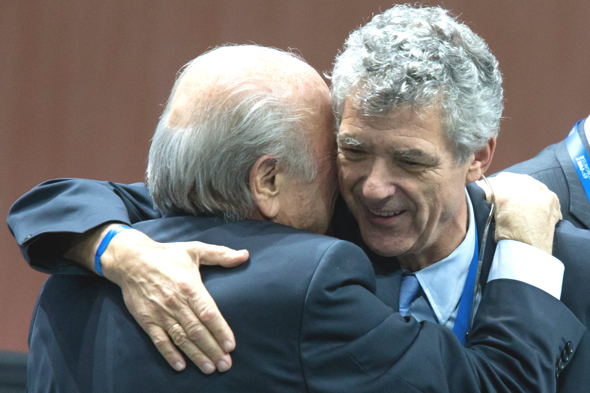 Villar se abraza con Blatter en un Congreso de la FIFA.
