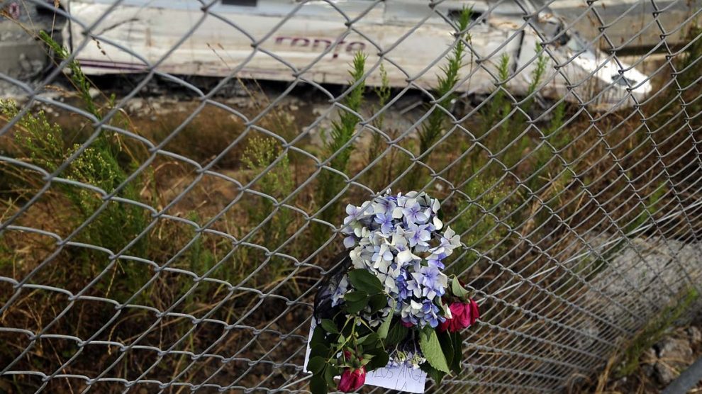 Un ramo de flores ante al máquina accidentada del Alvia en Angrois. (Foto: AFP)
