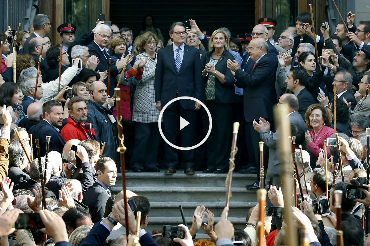 En torno a 400 alcaldes han acompañado a Mas a la entrada y salida del TSJC. (Foto: Efe)