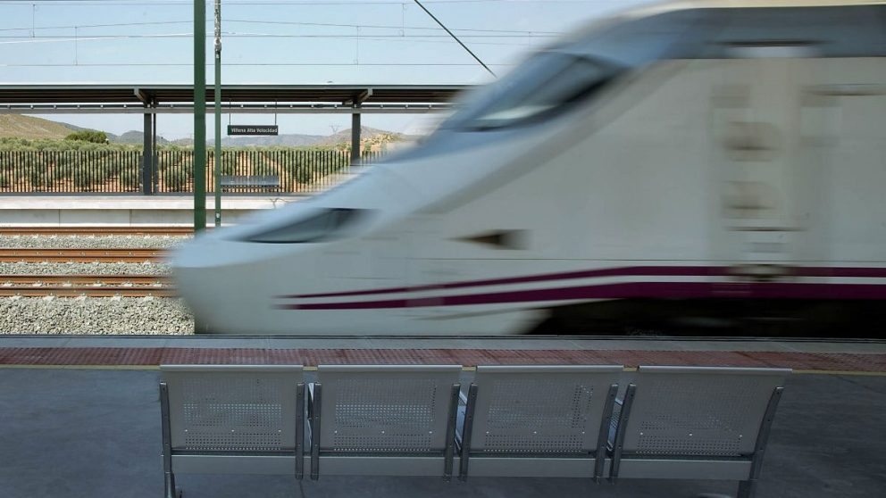 Imagen de un tren de la línea del AVE a Barcelona. Foto: Getty)