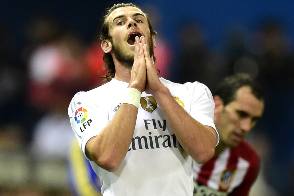 Gareth Bale se lamenta en el derbi del Calderón. (AFP)